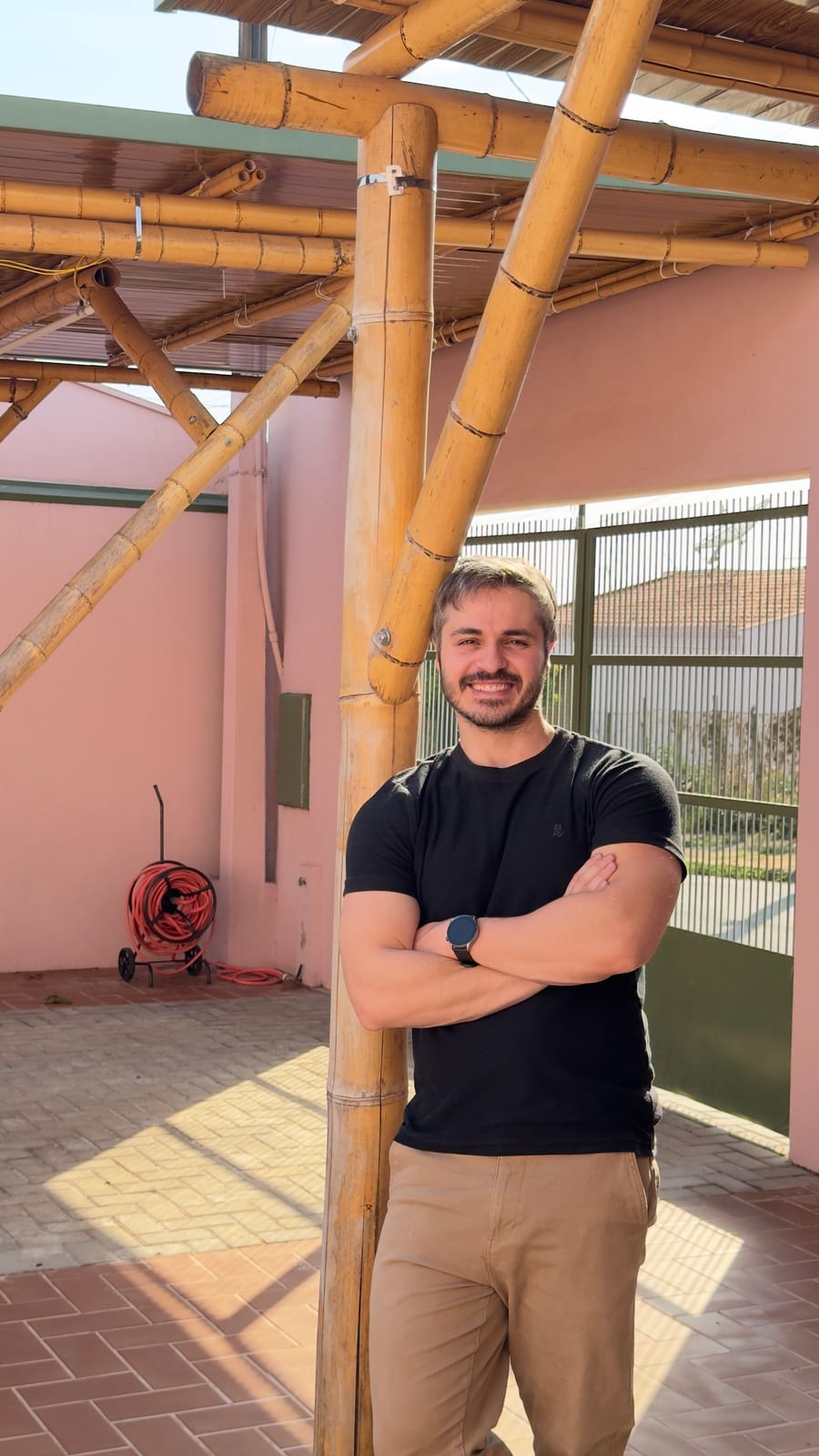Renato Sertori no pátio da Casa Pátio Bambu